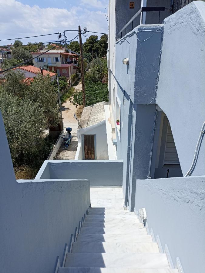 Seven Seas Apartments Loútsa Exterior foto